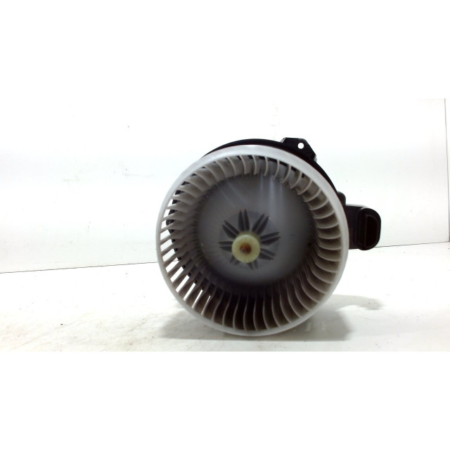 Kachel ventilator motor Toyota RAV4 (A4) (2015 - 2019) Terreinwagen 2.5 Hybrid 16V VVT-i 4x2 (2ARFXE(Euro 6))