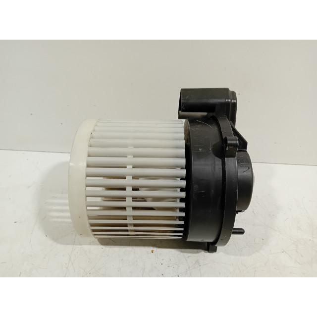 Kachel ventilator motor Suzuki Celerio (LF) (2014 - heden) Hatchback 5-drs 1.0 12V (K10C)