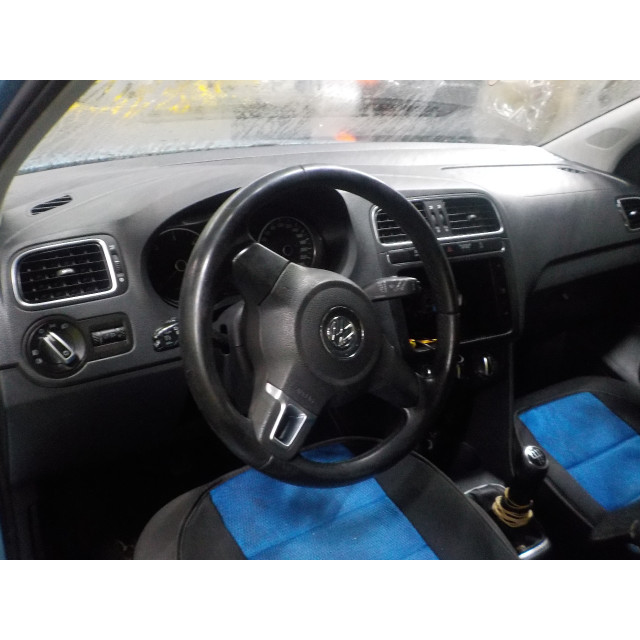 Motorkapscharnier rechts Volkswagen Polo V (6R) (2009 - 2014) Hatchback 1.2 TDI 12V BlueMotion (CFWA(Euro 5))