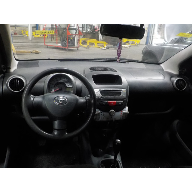 Cockpit Toyota Aygo (B10) (2005 - 2014) Hatchback 1.0 12V VVT-i (1KR-FE)