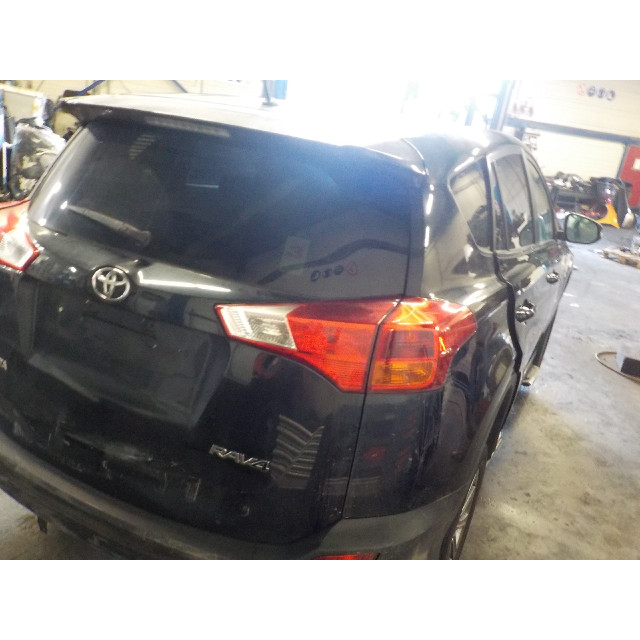 Achterlicht kofferdeksel achterklep links Toyota RAV4 (A4) (2012 - heden) Terreinwagen 2.0 D-4D 16V 4x2 (1AD-FTV)