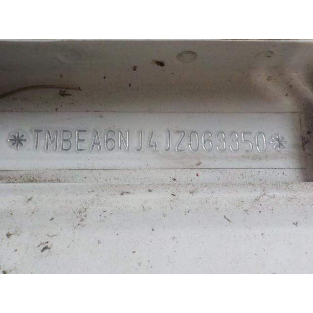 AUX poort Skoda Fabia III (NJ3) (2014 - 2021) Hatchback 5-drs 1.0 12V (CHYA)