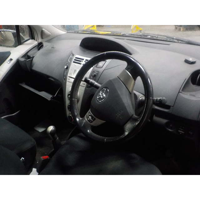 Wielnaaf links voor Toyota Yaris II (P9) (2005 - 2010) Hatchback 1.3 16V VVT-i (2SZFE)