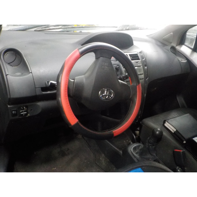 Veiligheidsgordel rechts voor Toyota Yaris II (P9) (2005 - 2011) Hatchback 1.0 12V VVT-i (1KR-FE)