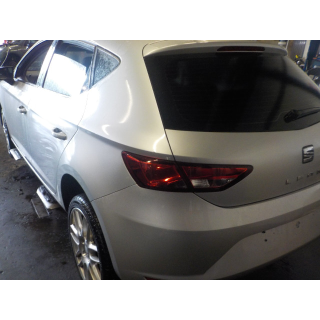 Dashboardkastje Seat Leon (5FB) (2014 - heden) Hatchback 5-drs 1.2 TSI Ecomotive 16V (CYVB)