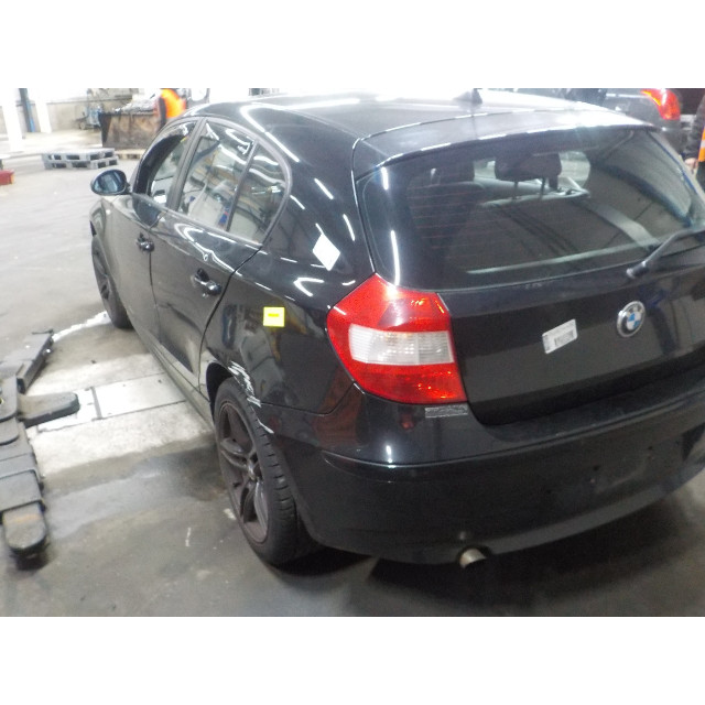 Portier links voor BMW 1 serie (E87/87N) (2004 - 2011) Hatchback 5-drs 116i 1.6 16V (N45-B16A)