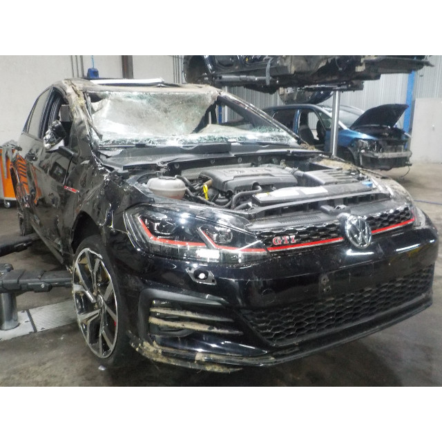 Koplampsproeier links Volkswagen Golf VII (AUA) (2017 - 2020) Hatchback 2.0 GTI 16V Performance Package (DLBA)